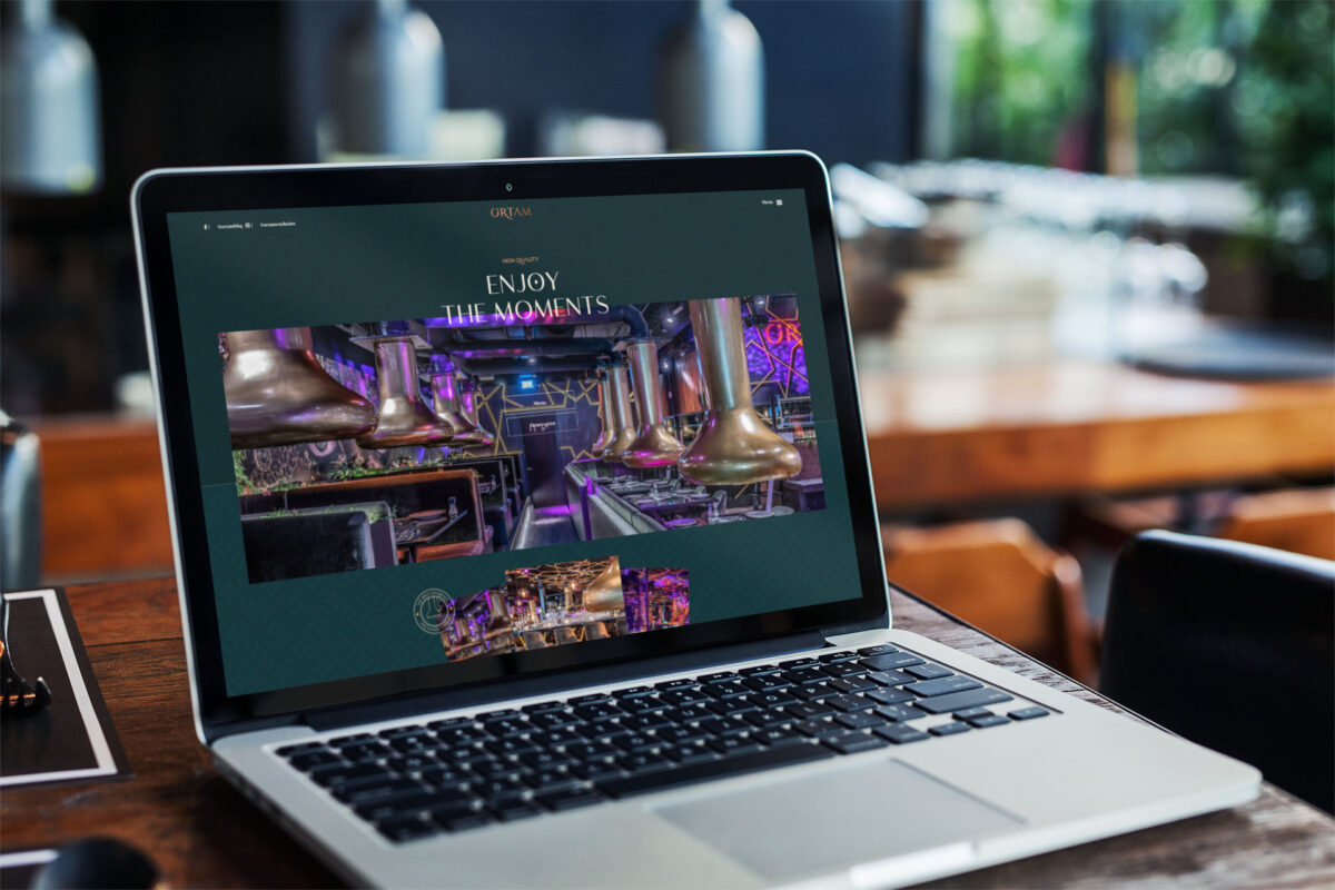 Website van Ortam BBQ Rotterdam op een laptop in het restaurant