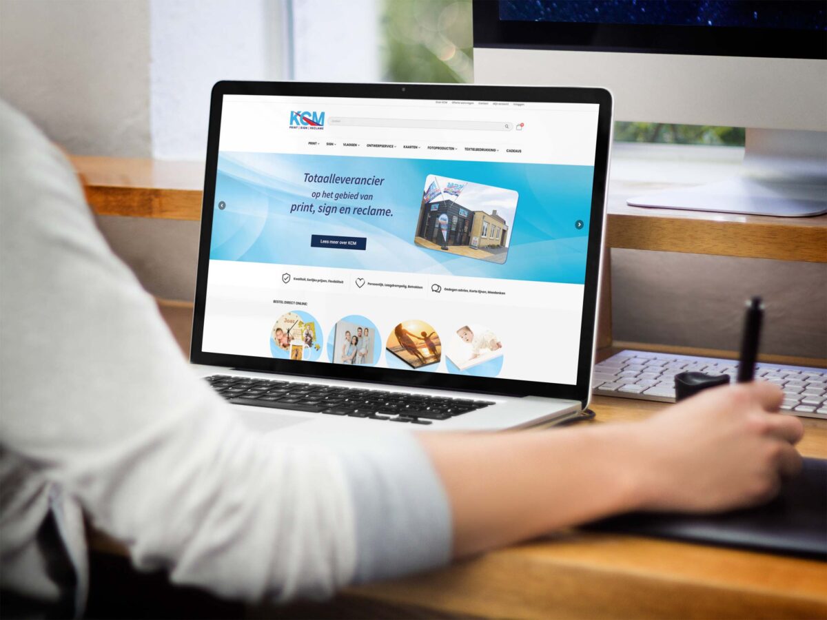 Website en webshop van KCM op een laptop