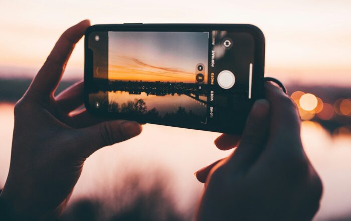 Handen die met een smartphone een foto maken