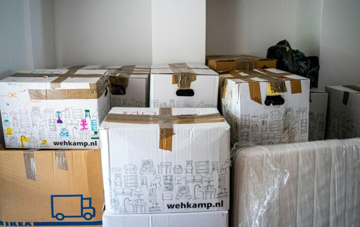 Verhuisdozen op een houten tafel