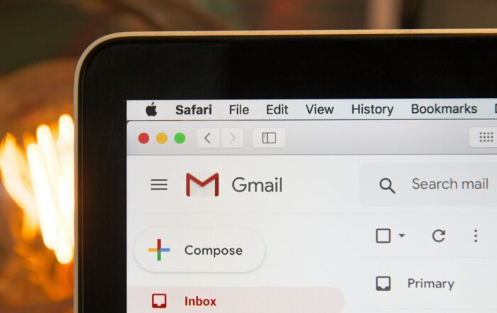 Laptop met een geopende mailbox