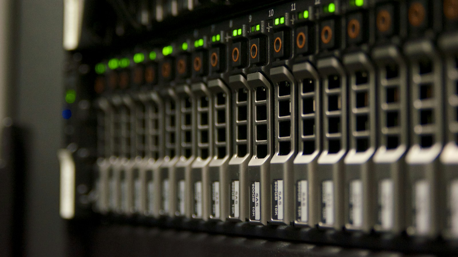 Serverrack met groene statuslampjes