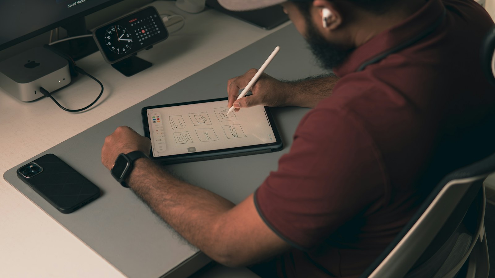Ontwerper aan het werk met computer en tekentablet