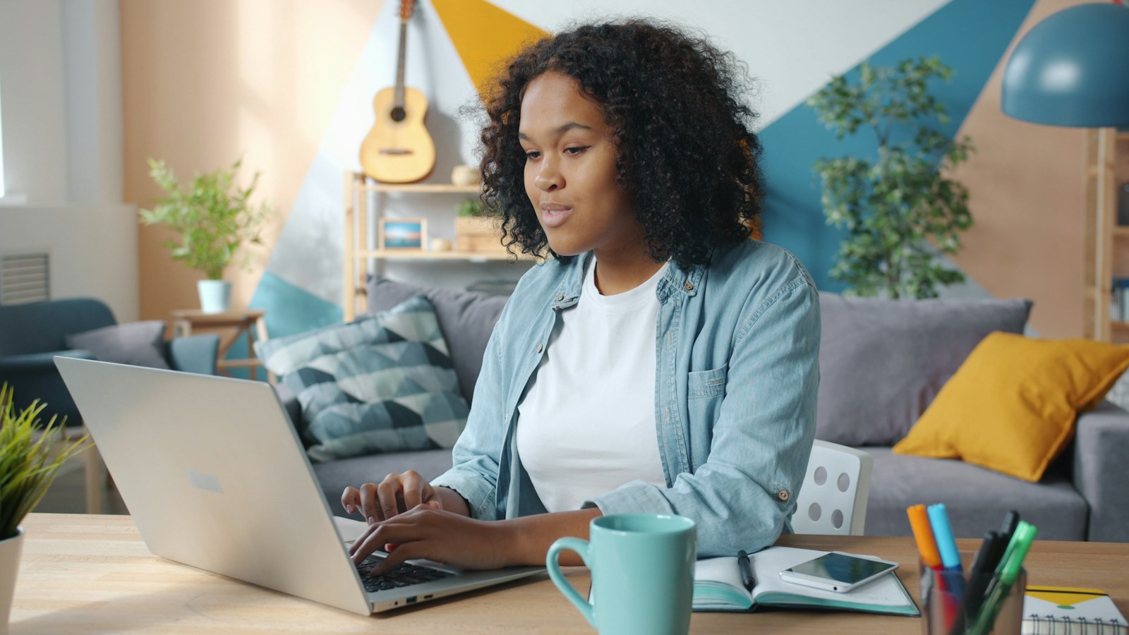 Ondernemer werkt op haar laptop aan haar website