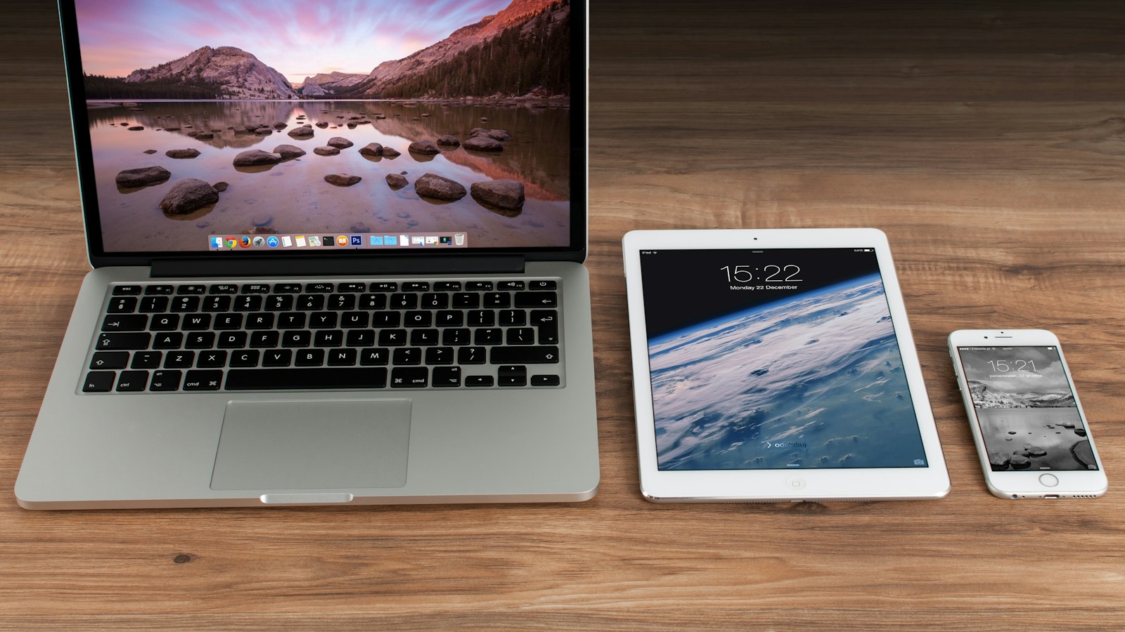 Laptop, tablet en telefoon met een website