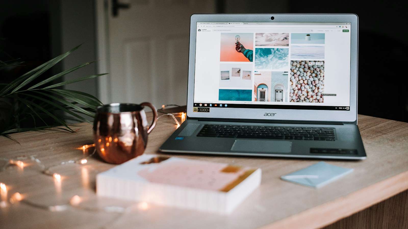 Laptop met website op een werkplek