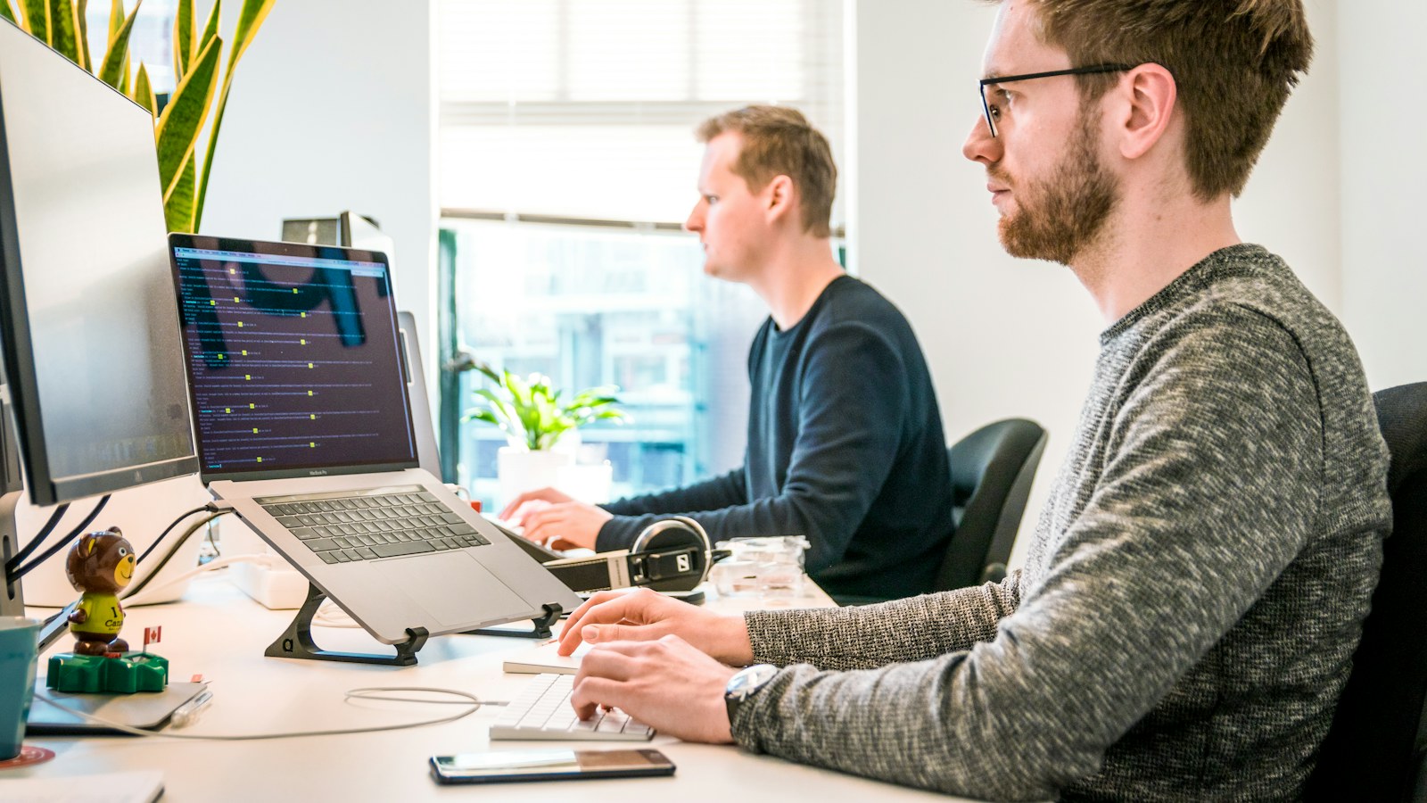 Webdevelopers aan het werk achter hun computers